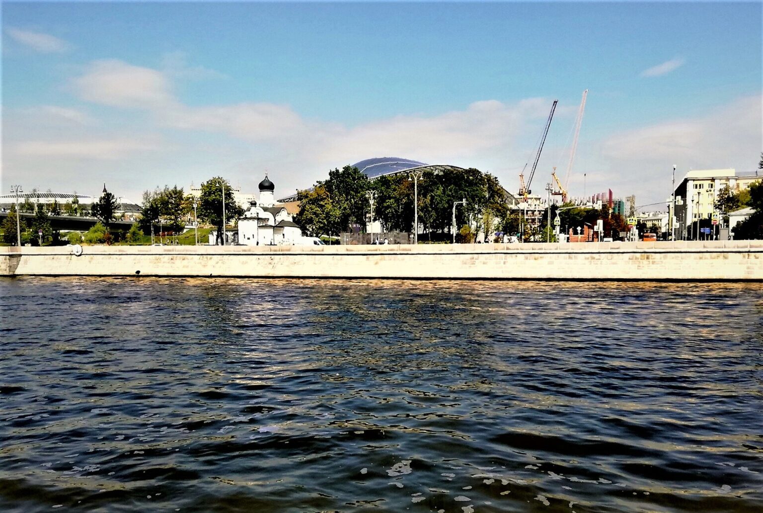 モスクワ川ごしに見たザリャジエ公園。川の上に張り出しているのが浮遊する橋