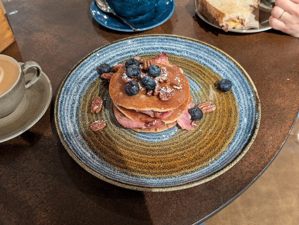 アメリカ式のパンケーキ。分厚いものが重なって出てくる。ベーコンを添えることも多い。