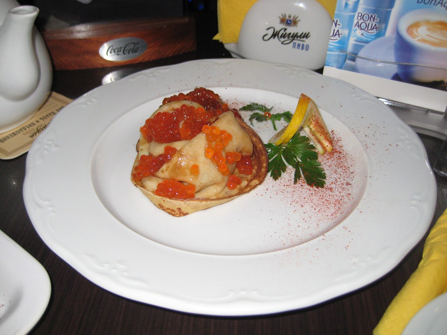 イクラを載せたブリヌイ。レモンを少し絞って食べる