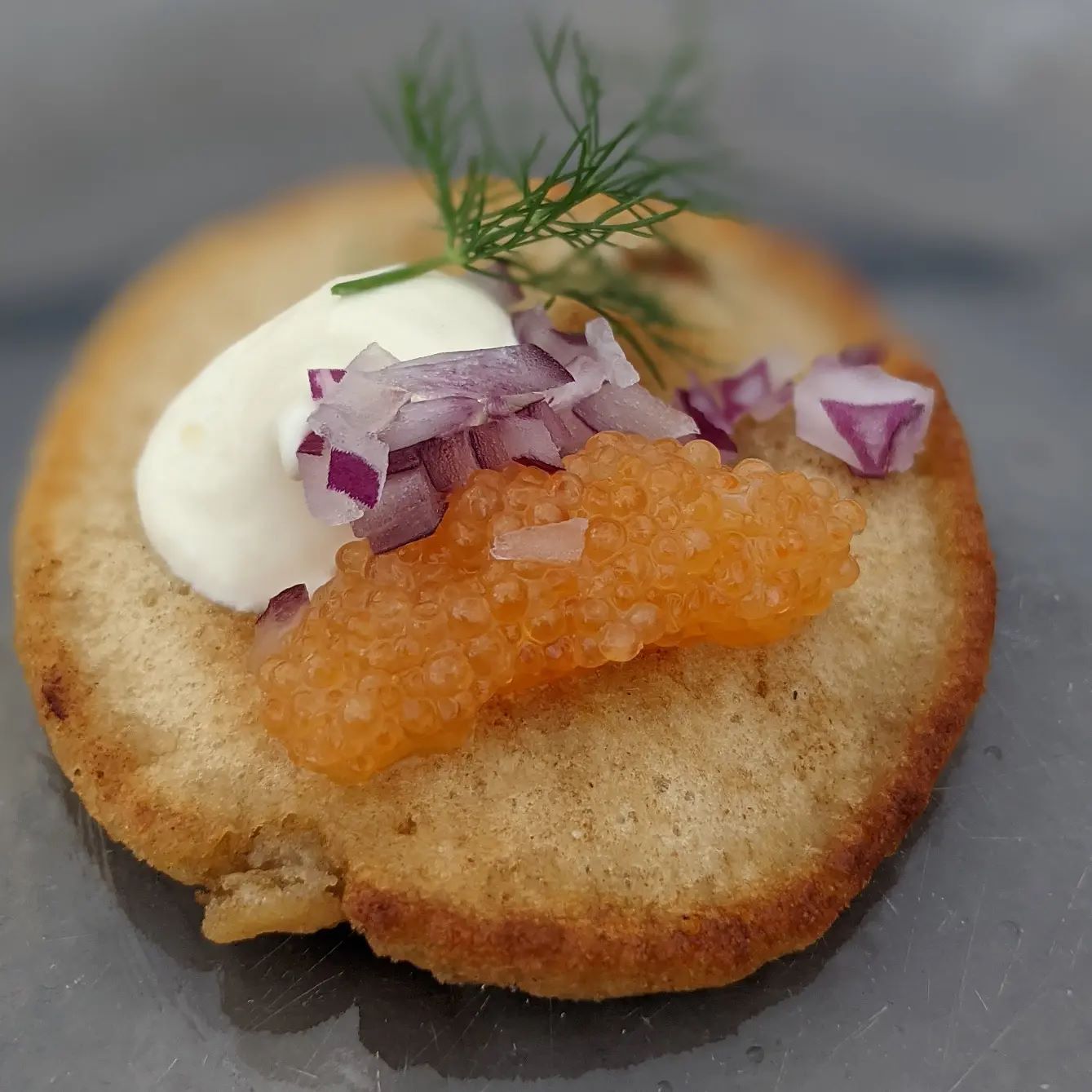 小ぶりのブリニにサワークリームとシロマスの卵、赤玉ねぎ。スウェーデン風の食べ方