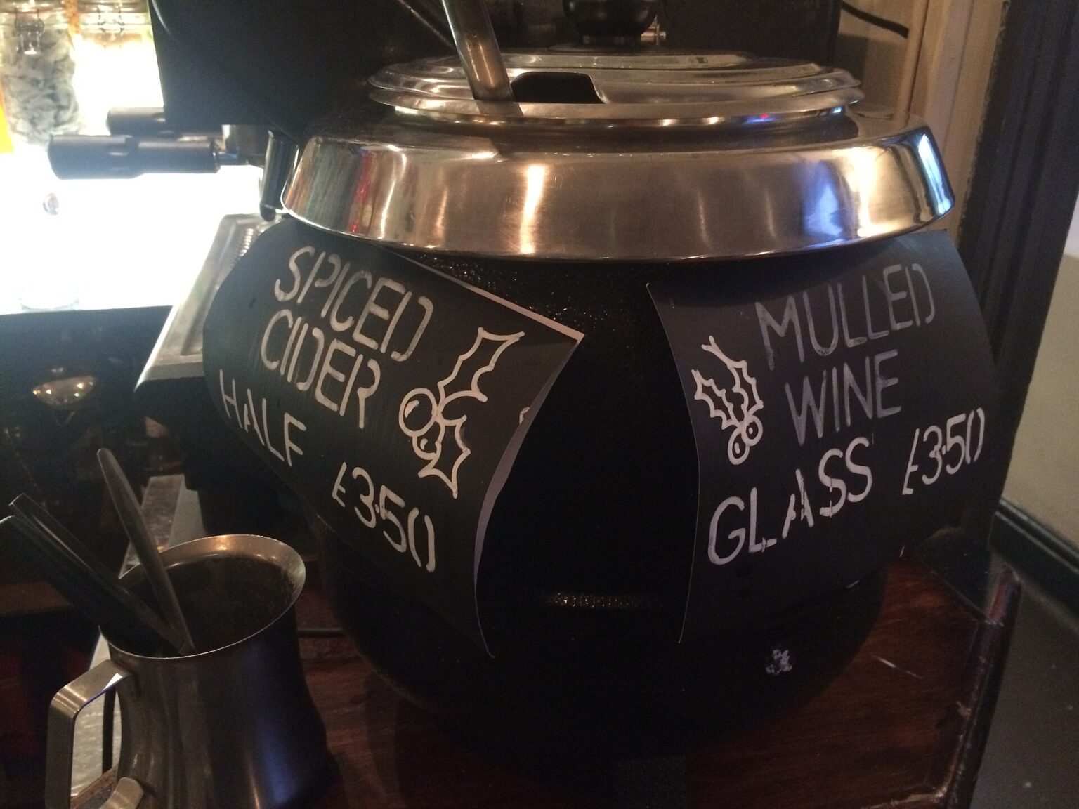 ホットワインの屋台（写真はイギリスの冬市）。鍋で温めたものを紙コップで渡す、この売り方はモスクワでも同じ