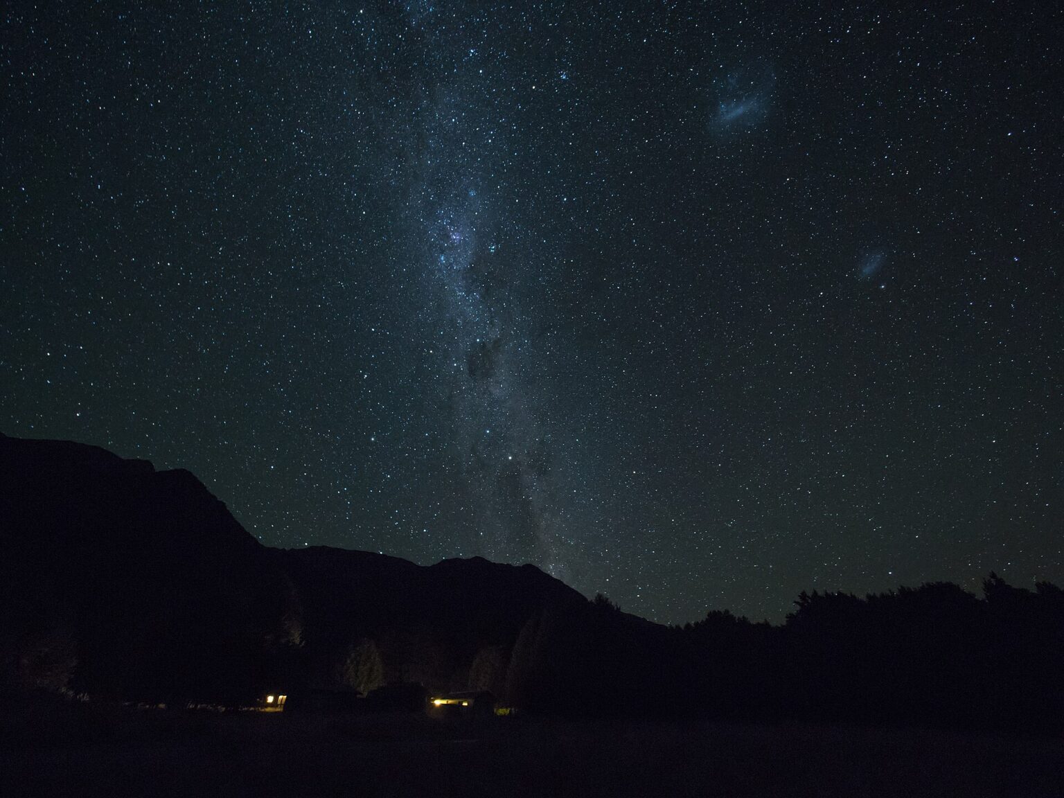 フィヨルドランドの夜空。人工の光がないと、星はここまで見える。