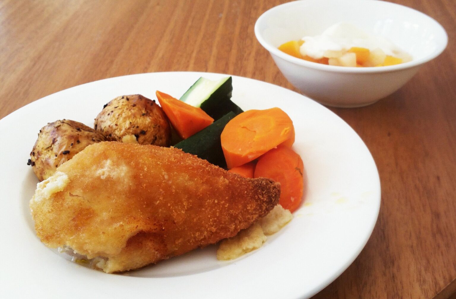 チキンキエフ。付け合わせの野菜ごと、ひと皿で完結している
