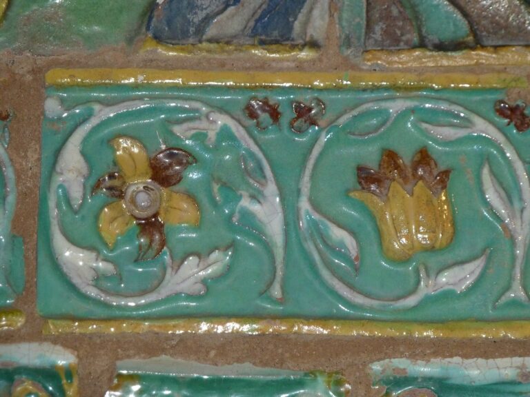 同じ帯の別の区画。花と蔓が繰り返される