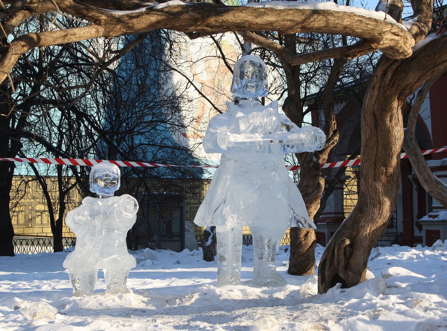 公園に置かれた氷の彫刻。冬のあいだだけ立っていて、春には消える