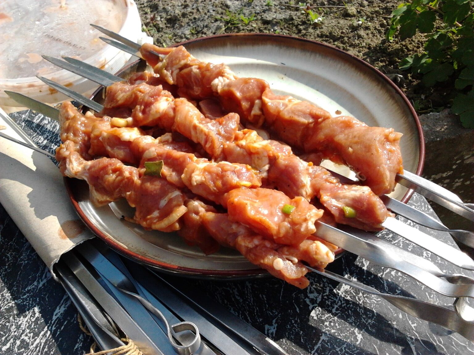 炭火にかける前の串。市場では焼き場の前で待って、焼きたてを受け取る