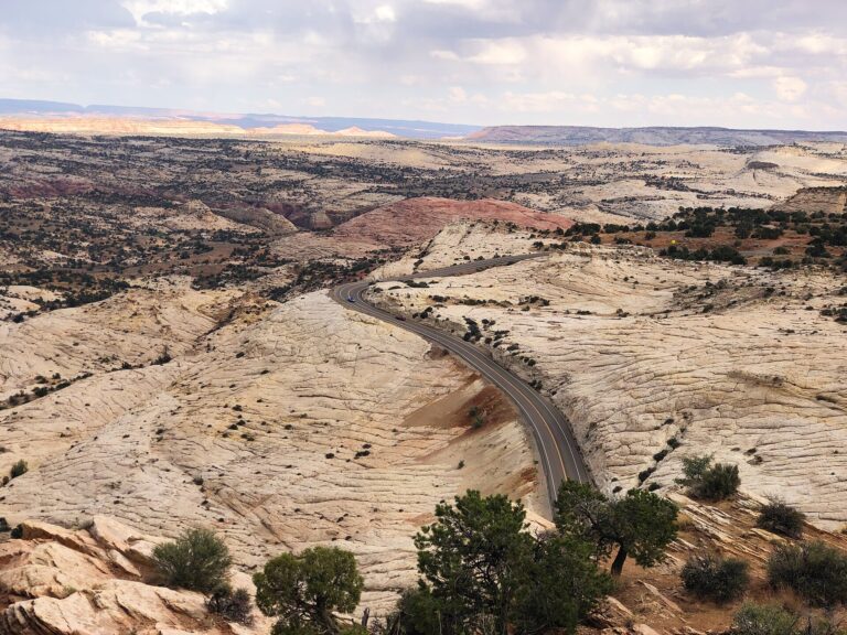 白い岩盤を縫って走る道。グランド・ステアケースの一部を横切る。
