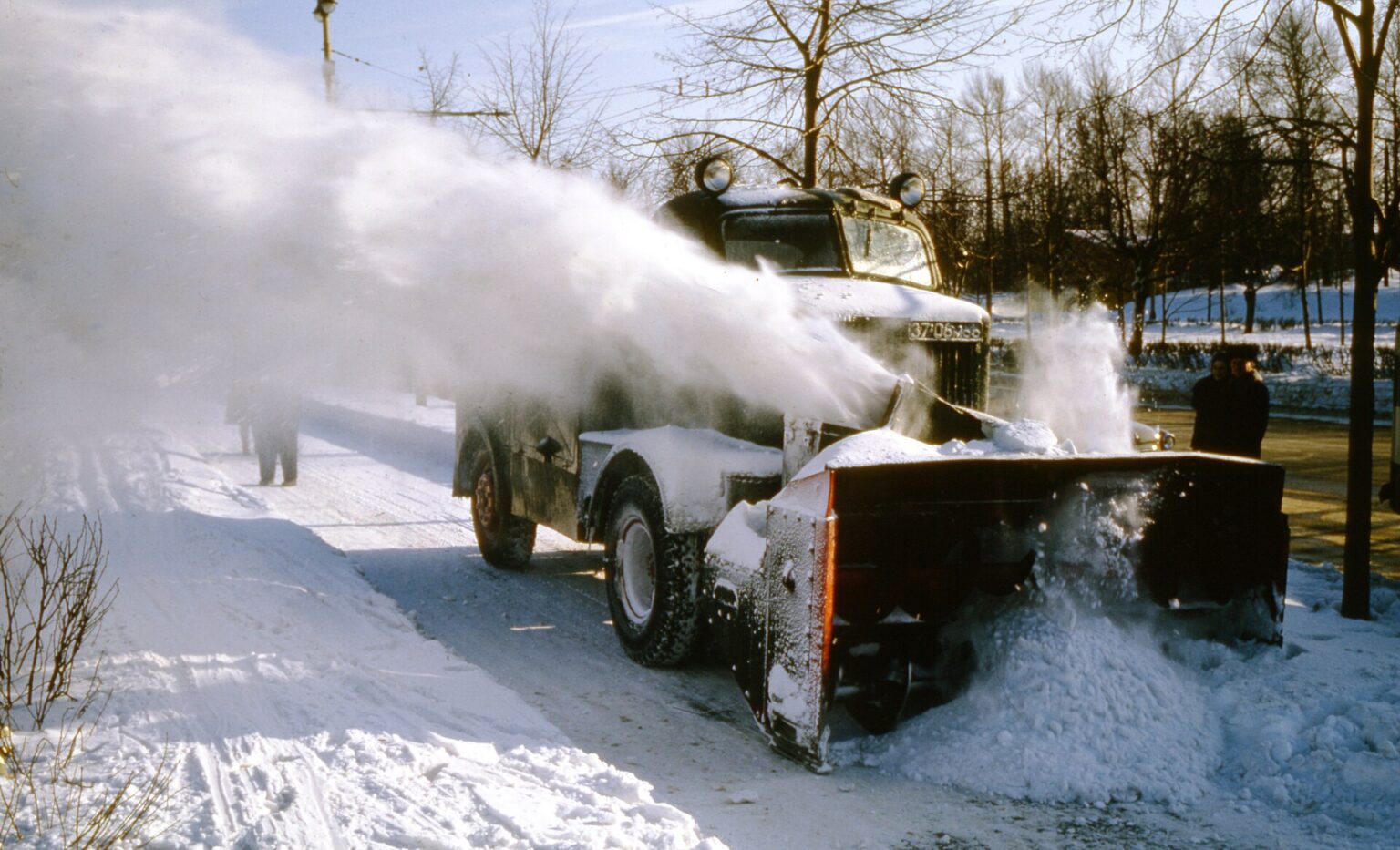 1960年代の除雪の様子。ロータリー除雪車が路肩へ雪を飛ばしていく