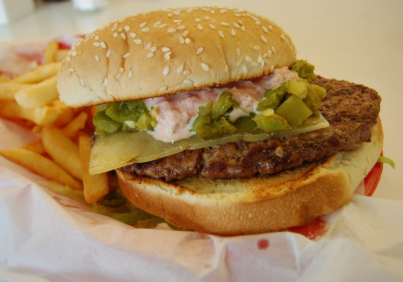 グリーンチリ・チーズバーガー。焼いた青唐辛子がまるごと1本載る。