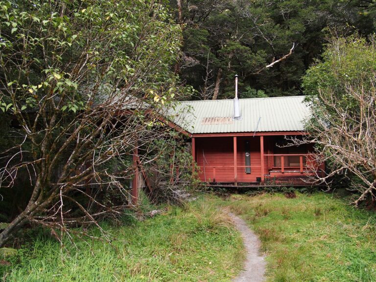 途中の避難小屋。急な雨をここでやり過ごす。