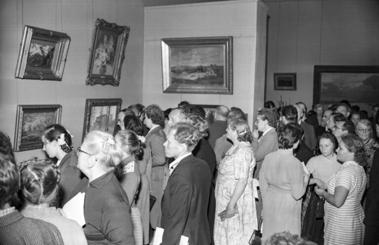 1960年代のトレチャコフ美術館。開館を待つ人の列