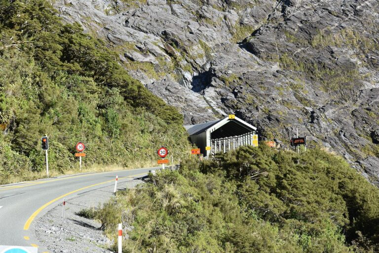 トンネル西側の坑口。ここを抜けると一気に下る。