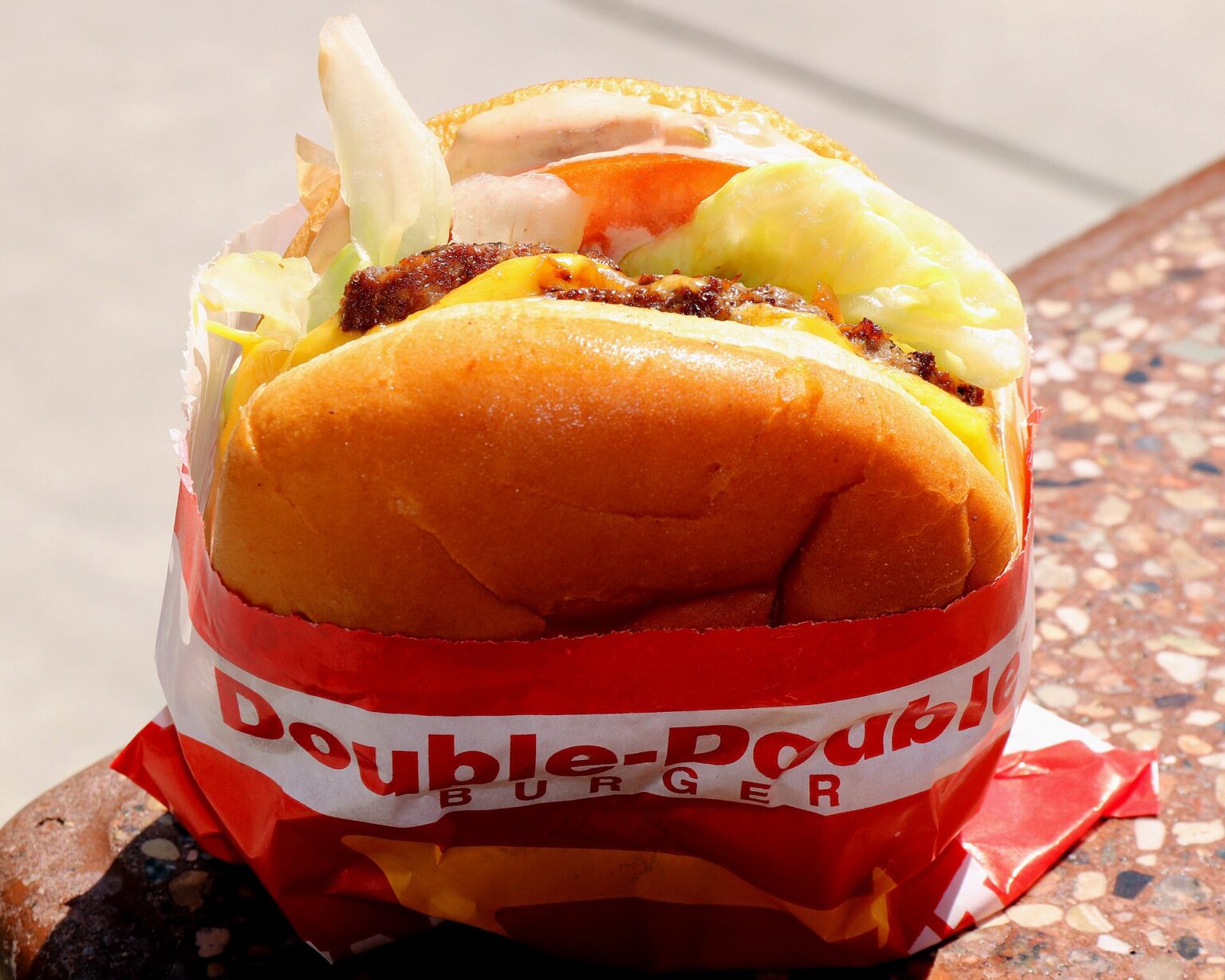 In-N-Out のダブルダブル。パティ2枚チーズ2枚、薄いパティを重ねるのが西海岸式。