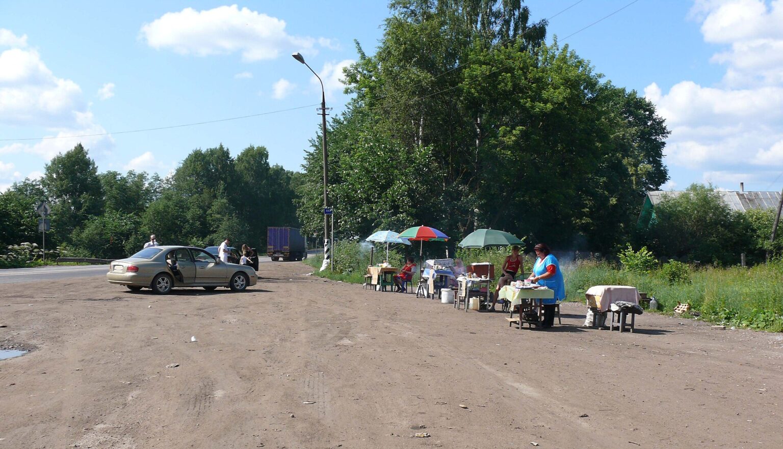 街道沿いのピロシキ売り。ロシアではこうやって道端で買って、その場で食べる