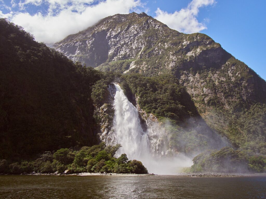 マイターピーク全景。氷河が削り残した硬い岩だけが尖って残った。