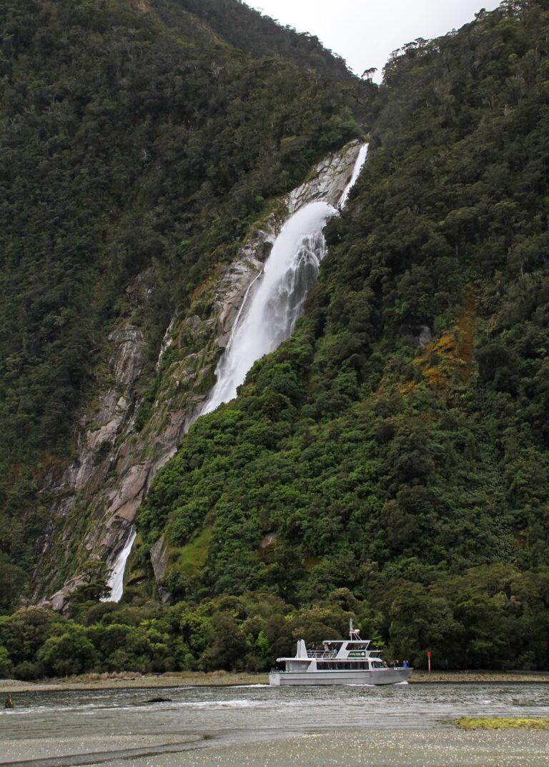 雨あがりの壁。細い滝が何本も走っている。