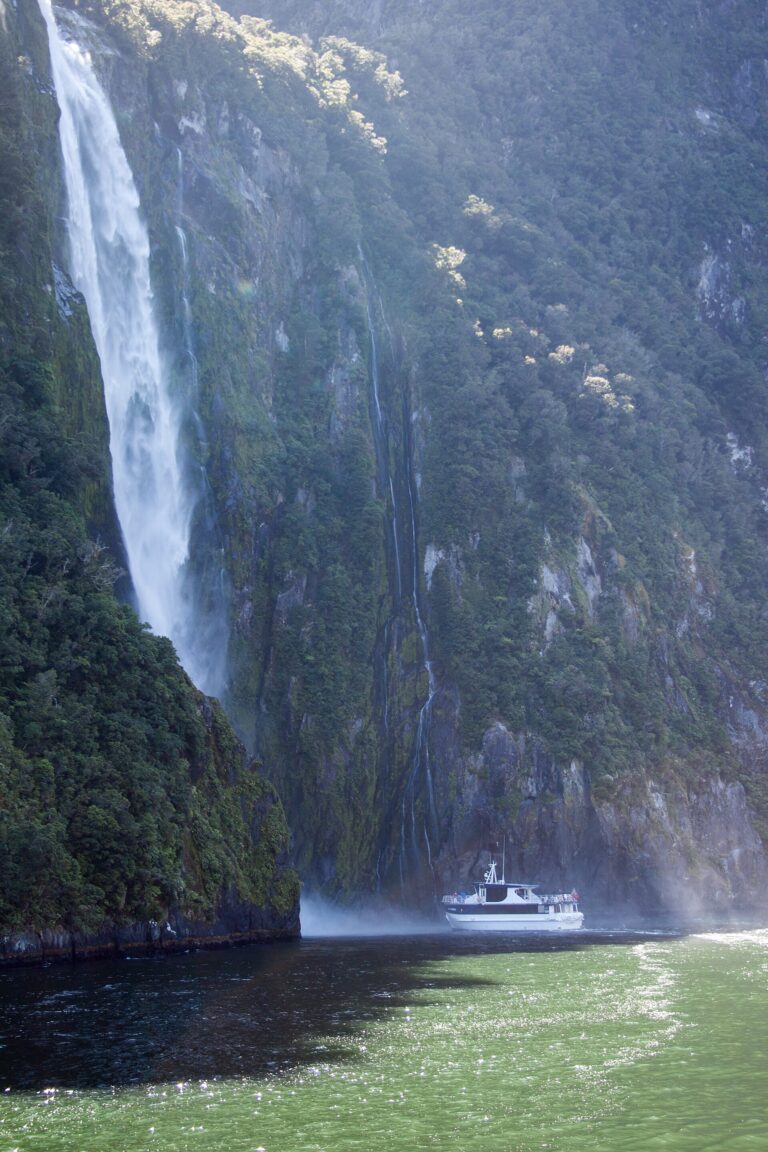 クルーズ中のデッキから。風が強く、体感温度は数度下がる。