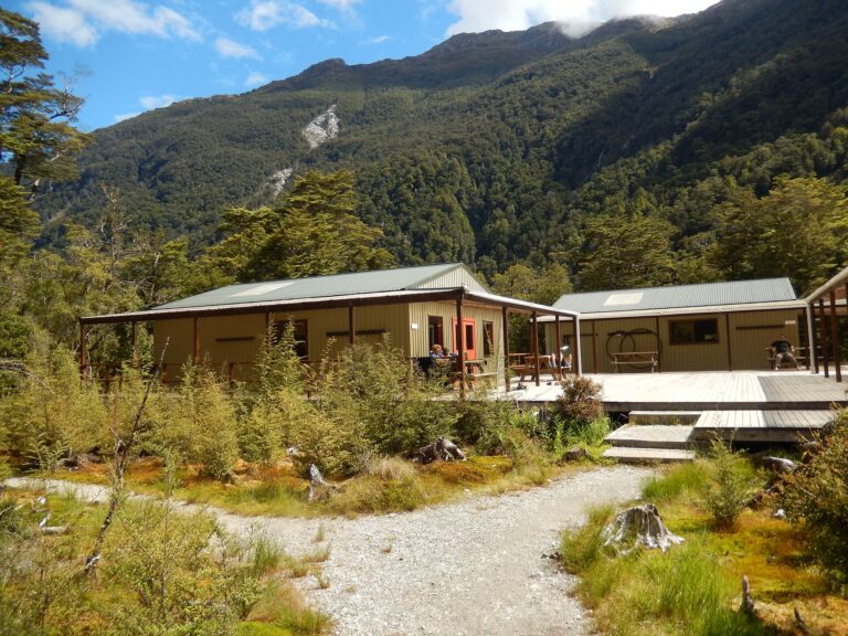 クリントン・ハット。DOCの山小屋は簡素だが清潔だ。