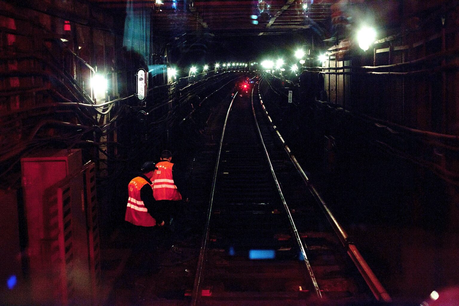 保線作業中のトンネル。運行が終わった深夜にだけ、人が線路に降りる