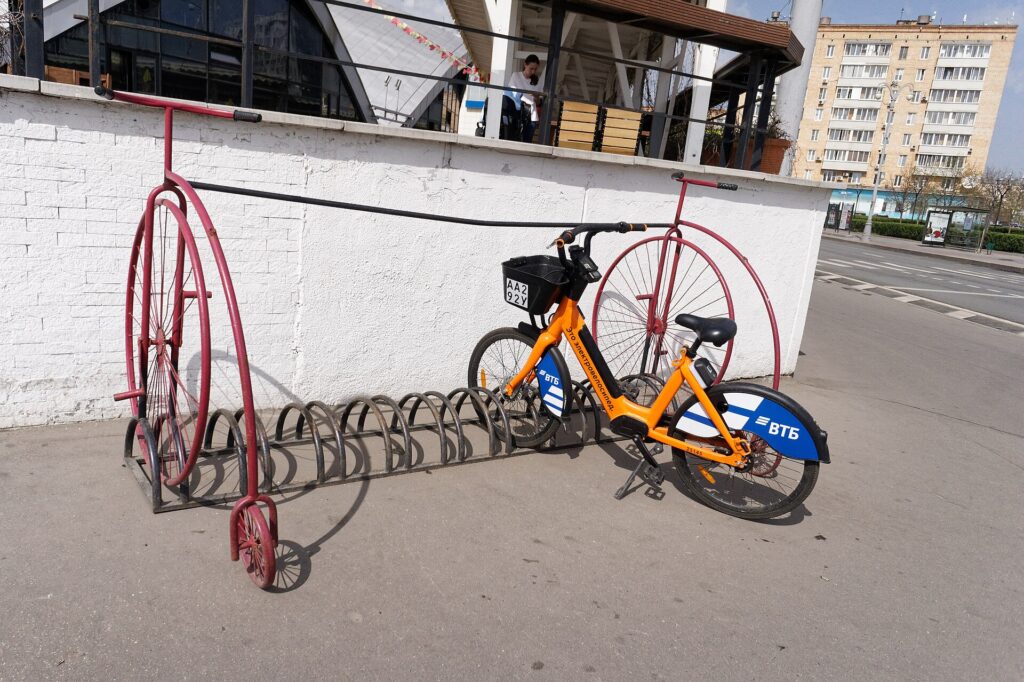 市場の外の駐輪ラック。冬でも自転車で来る人がいる