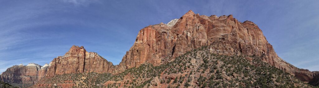 ザイオンの岩峰。ここを抜けてUS-89に出るルートも取れる。