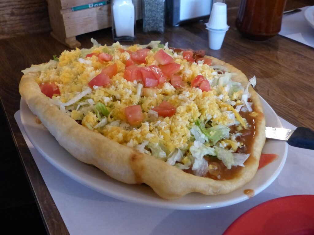 ナバホ・タコ。パンごと食べる「食べられる皿」。