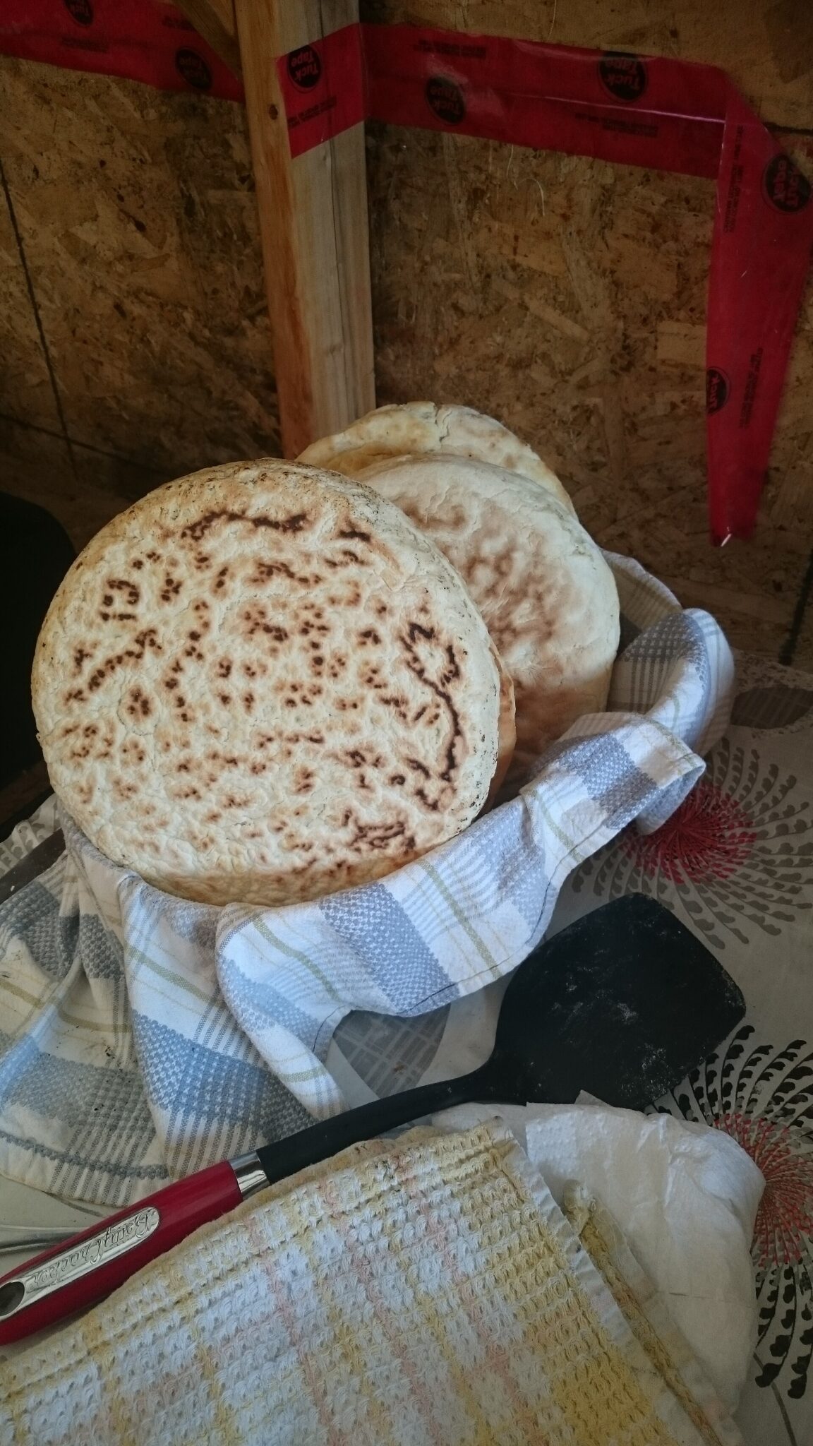 焼き上がったパン。積み上げて布をかけ、湯気で保温する。