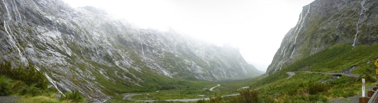 ホーマー・トンネル手前の谷。周囲を岩壁に囲まれた行き止まりに見える。