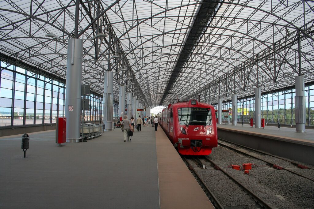 空港直結のアエロエクスプレス駅。ガラス屋根の下に赤い車両が入ってくる