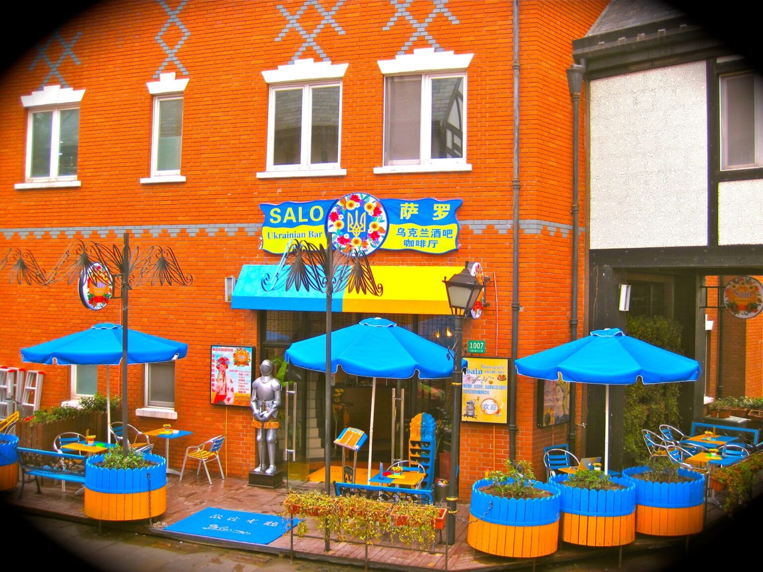 サーロの名を掲げた店。夏はこうしてテラスを出す