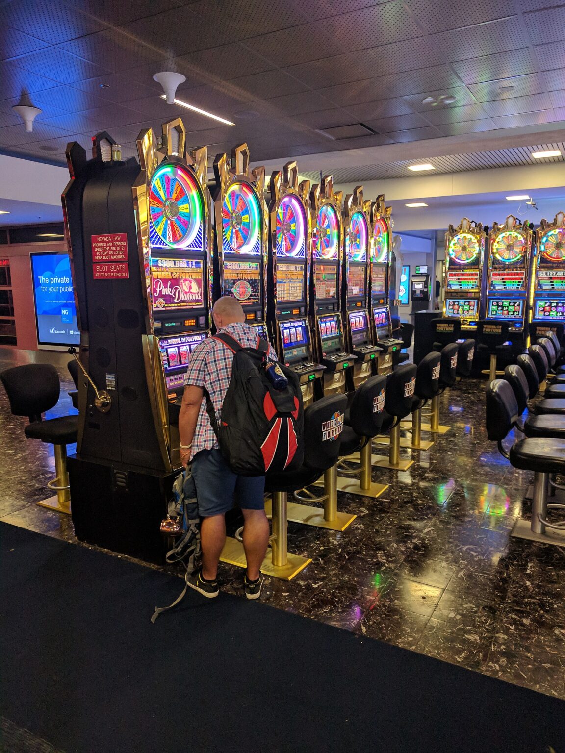 到着ロビーのスロットマシン。荷物を待つ数分でも遊べるようになっている。