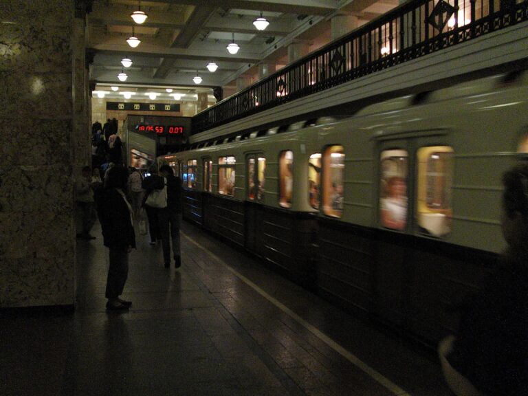 薄暗いホームに滑り込む列車。運行間隔は朝夕なら90秒ということもある