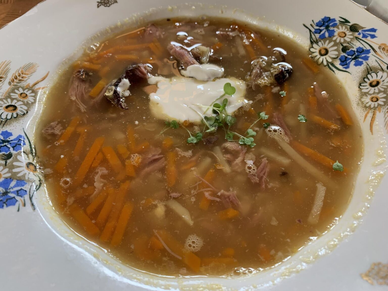 ソリャンカ。細切りのにんじんとオリーブ、上にスメタナをひとさじ