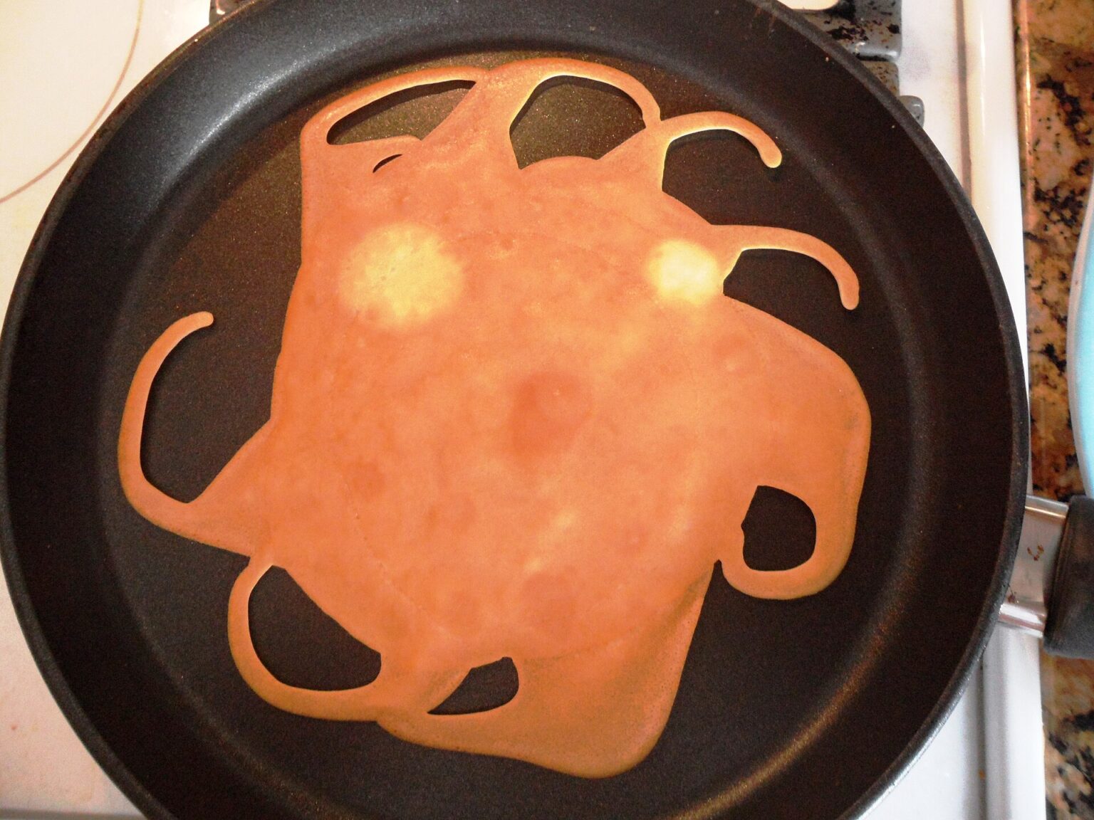 太陽の顔の形に焼いたブリン。マースレニツァの祭りで作られた（米マサチューセッツ州で撮影）