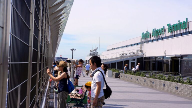 成田空港ターミナル内のコンコース