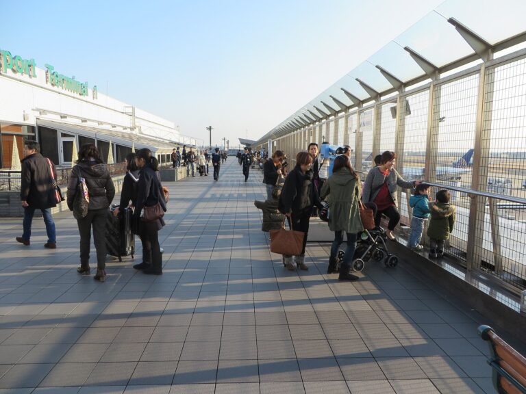 成田空港の展望デッキから見た滑走路