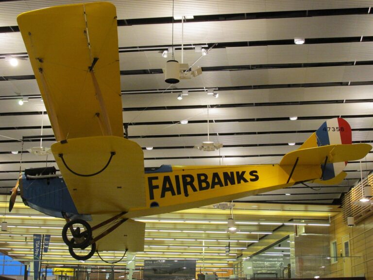 フェアバンクス国際空港に展示された複葉機のレプリカ
