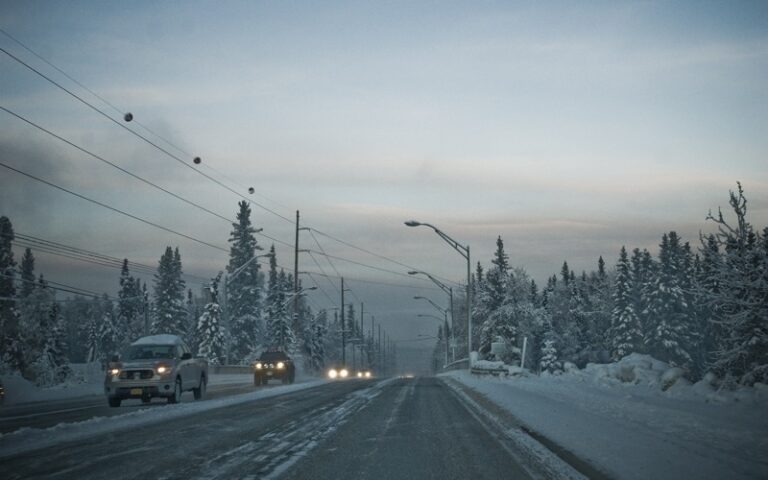 除雪された冬のアラスカの道路