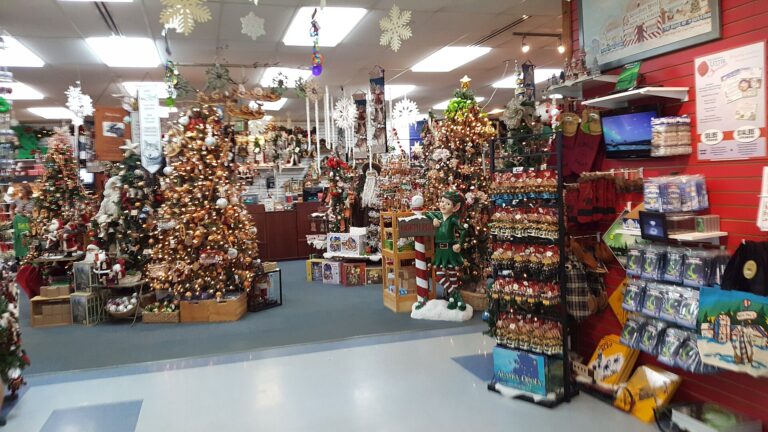 クリスマス用品が並ぶ店内