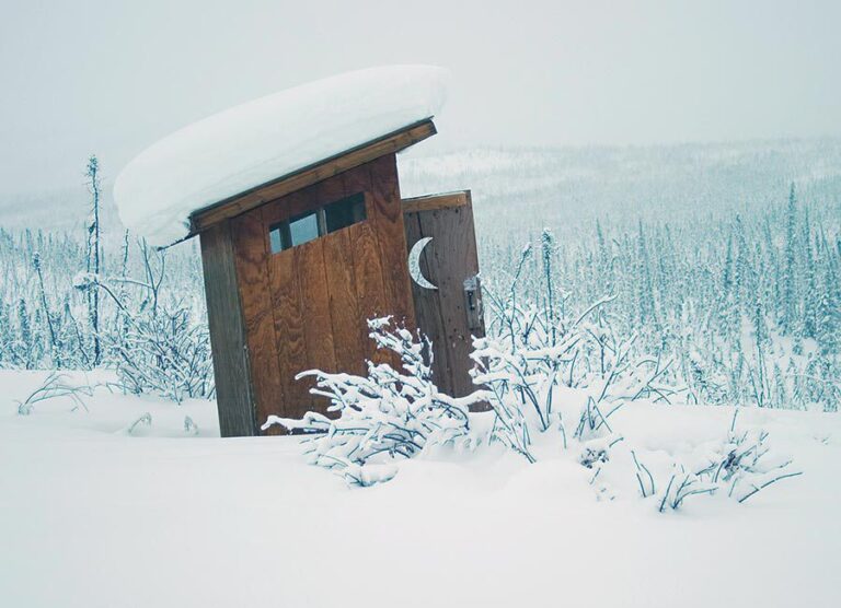 雪に囲まれた木造の小屋