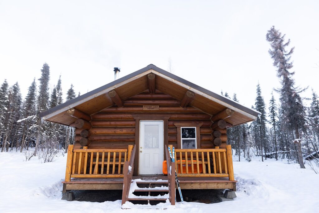 雪のなかに立つ丸太小屋