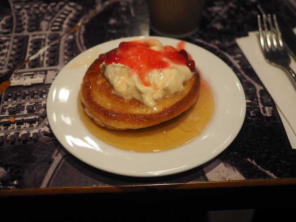 クリームとジャムをのせたパンケーキ
