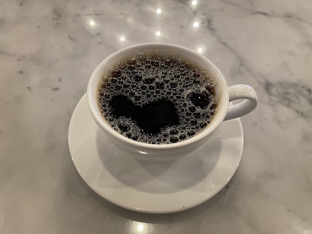 ブラックコーヒーのカップ