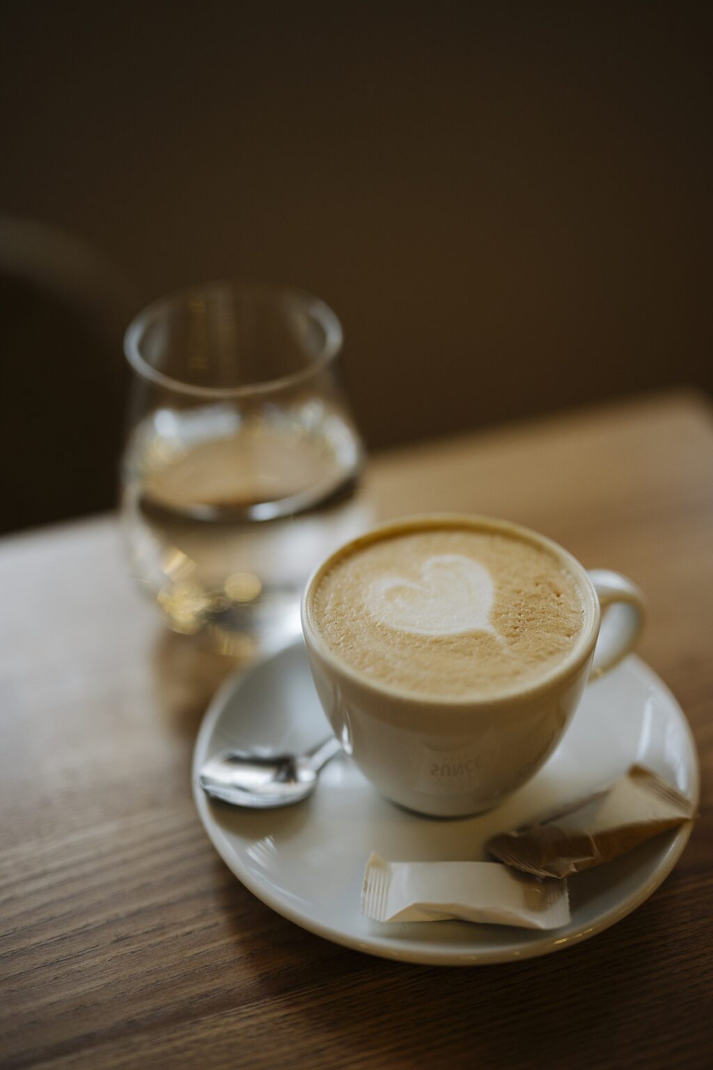 カフェラテのカップ