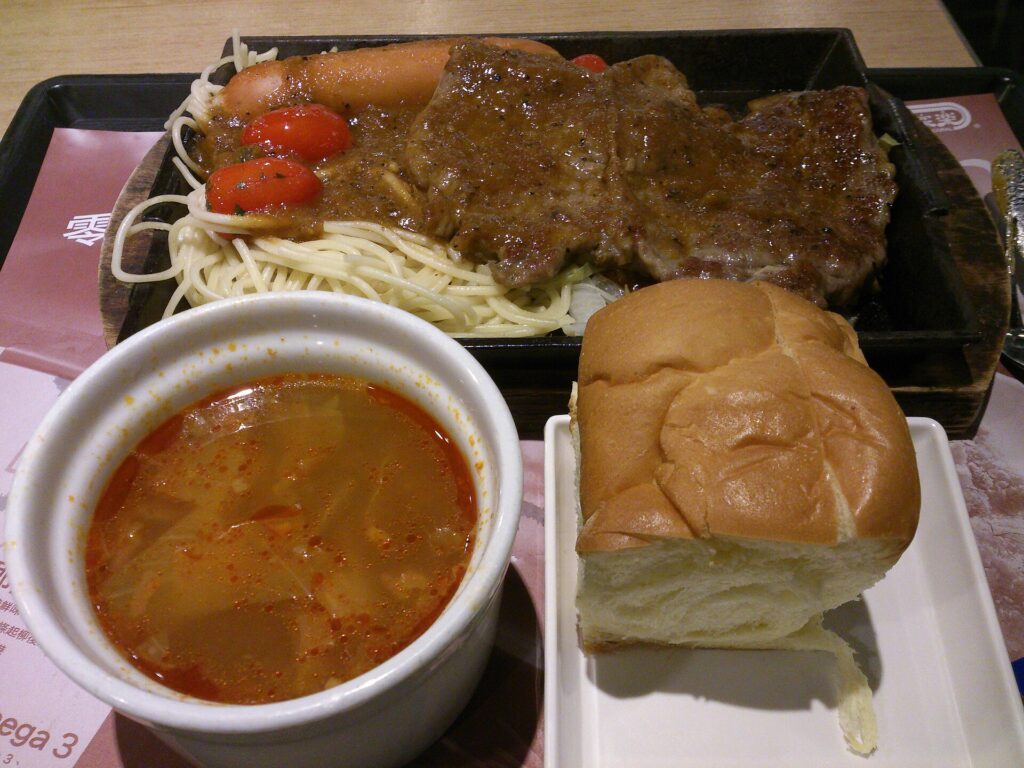 パンと一緒に出されたクリームスープ