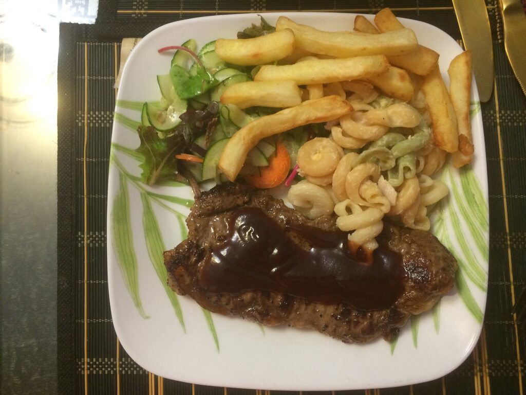 ステーキとフライドポテト