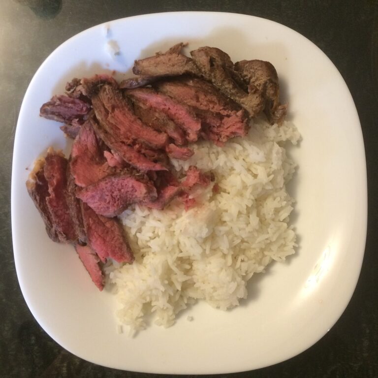 スライスしたステーキとライス