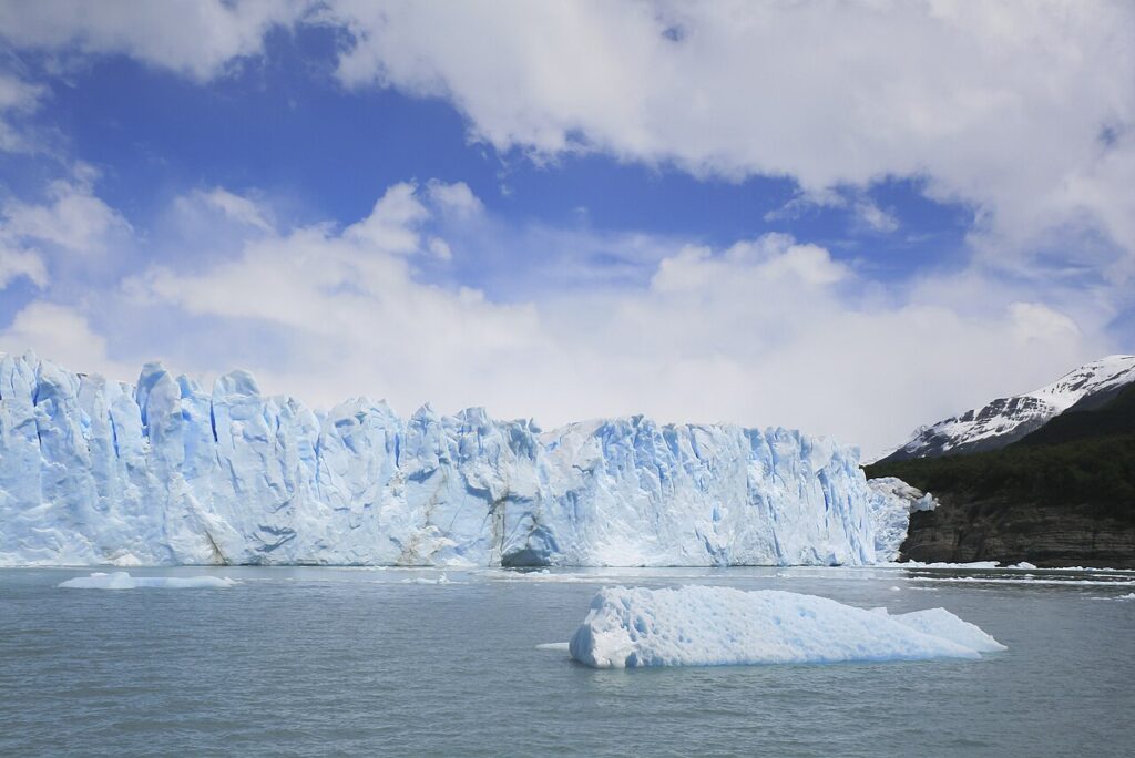 青は、氷の厚さで変わる。視点を変えて確かめる