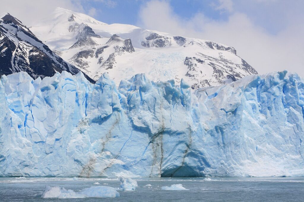 青は、氷の厚さで変わる。移動の途中で見える風景