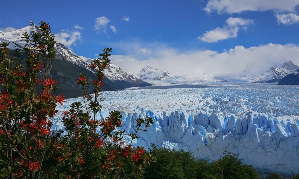 船から、氷河の高さを測る。移動の途中で見える風景